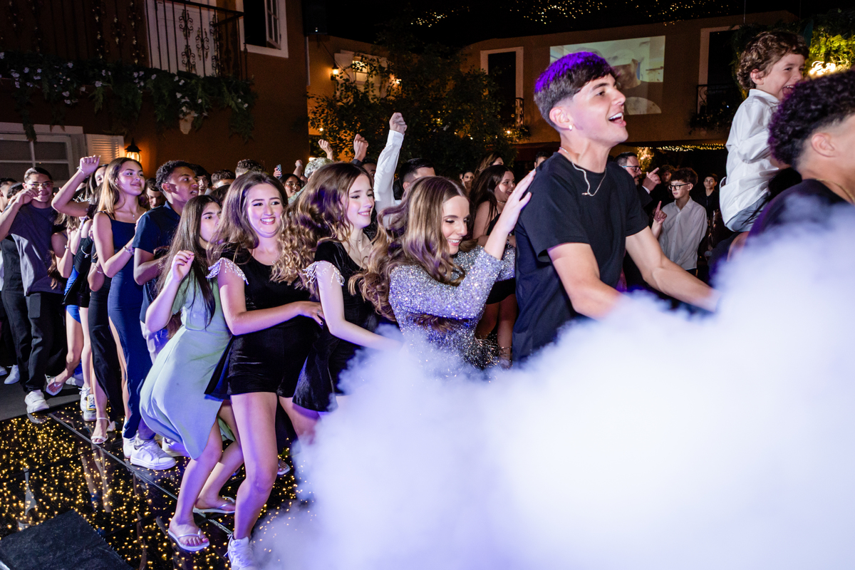 15anos, debutante, festade15anos, xvanos, decoracaode15anos, festaglam, decoracaomoderna, neonparty, festasofisticada, fotografiadeeventos, eventos15anos, decoracaodebutante, partydecor, cenário, brilho, requinte, estilo, decoração, vestido, balada, cenár