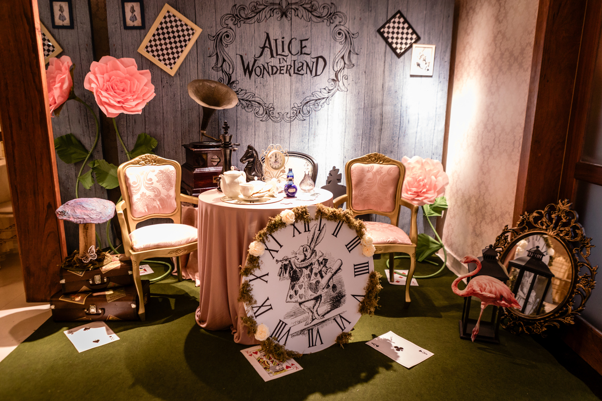 15anos, debutante, festade15anos, xvanos, decoracaode15anos, festatematica, decoracaofesta, alicenopaisdasmaravilhas, chepeleiromaluco, personagensfesta, festasofisticada, fotografiadeeventos, eventos15anos, decoracaodebutante, partydecor, cenário, brilho