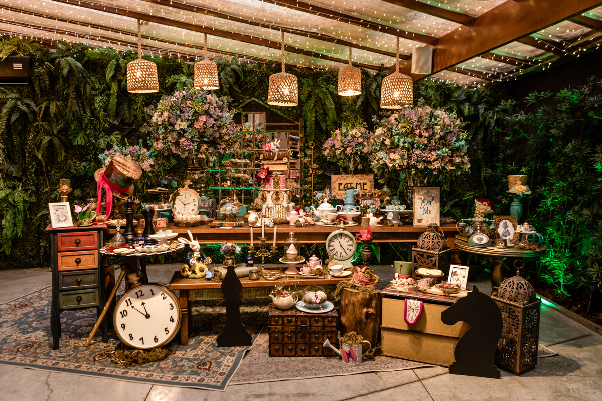 15anos, debutante, festade15anos, xvanos, decoracaode15anos, festatematica, decoracaofesta, alicenopaisdasmaravilhas, chepeleiromaluco, personagensfesta, festasofisticada, fotografiadeeventos, eventos15anos, decoracaodebutante, partydecor, cenário, brilho