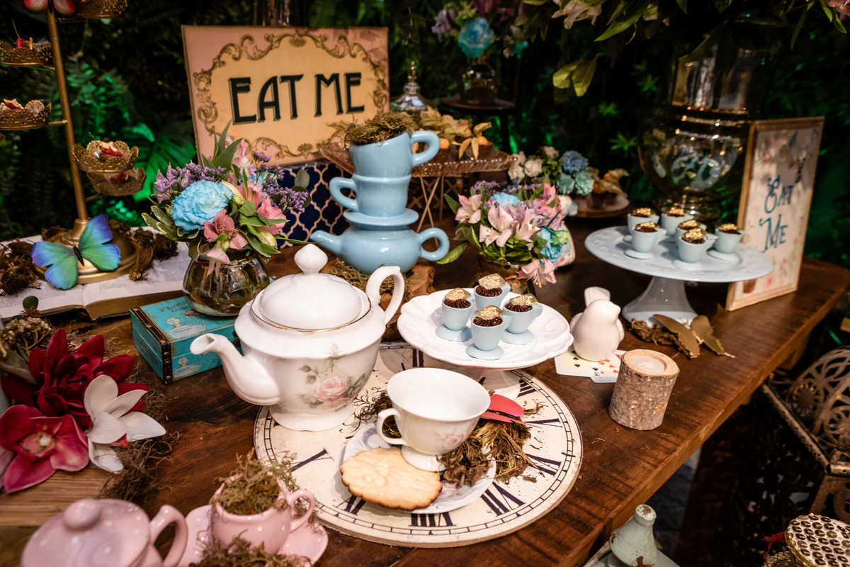 15anos, debutante, festade15anos, xvanos, decoracaode15anos, festatematica, decoracaofesta, alicenopaisdasmaravilhas, chepeleiromaluco, personagensfesta, festasofisticada, fotografiadeeventos, eventos15anos, decoracaodebutante, partydecor, cenário, brilho