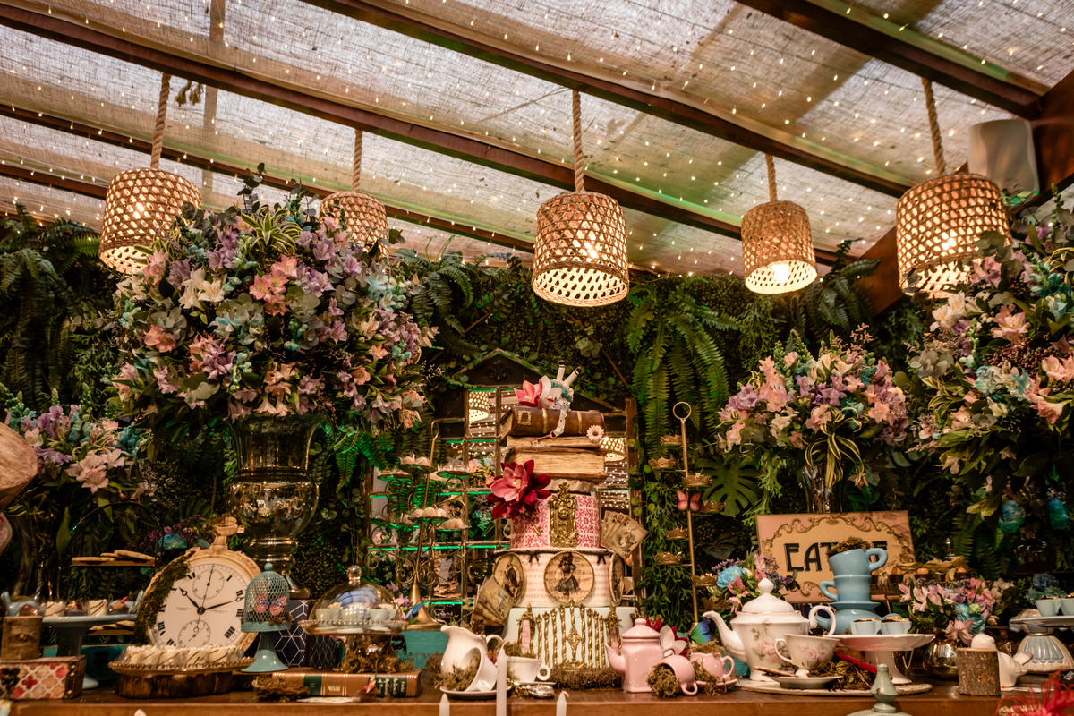 15anos, debutante, festade15anos, xvanos, decoracaode15anos, festatematica, decoracaofesta, alicenopaisdasmaravilhas, chepeleiromaluco, personagensfesta, festasofisticada, fotografiadeeventos, eventos15anos, decoracaodebutante, partydecor, cenário, brilho