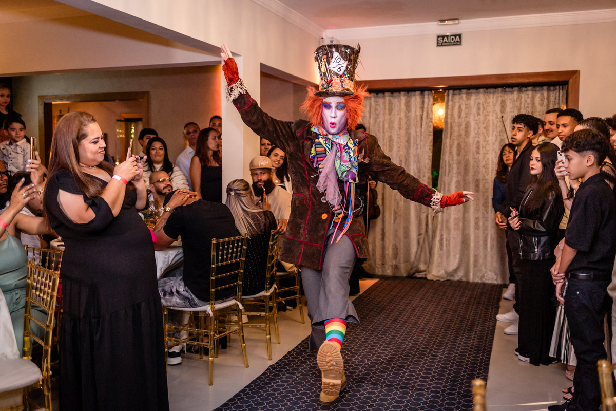 15anos, debutante, festade15anos, xvanos, decoracaode15anos, festatematica, decoracaofesta, alicenopaisdasmaravilhas, chepeleiromaluco, personagensfesta, festasofisticada, fotografiadeeventos, eventos15anos, decoracaodebutante, partydecor, cenário, brilho