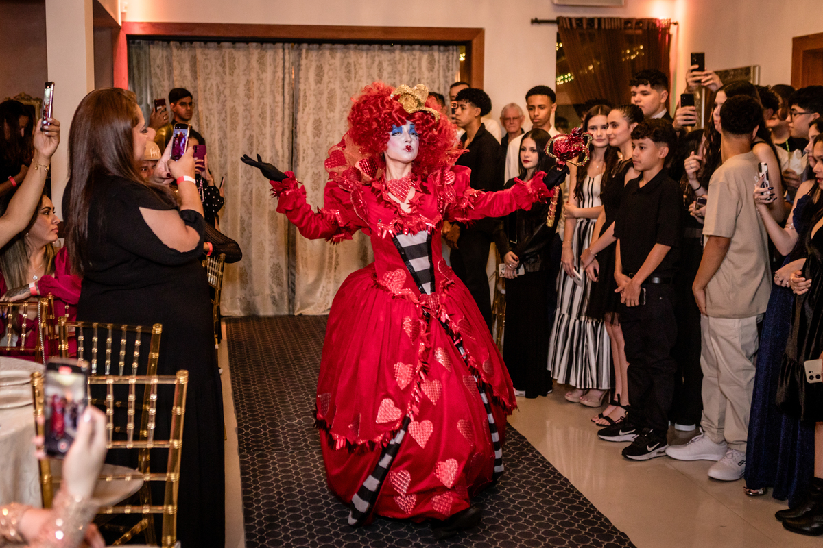 15anos, debutante, festade15anos, xvanos, decoracaode15anos, festatematica, decoracaofesta, alicenopaisdasmaravilhas, chepeleiromaluco, personagensfesta, festasofisticada, fotografiadeeventos, eventos15anos, decoracaodebutante, partydecor, cenário, brilho