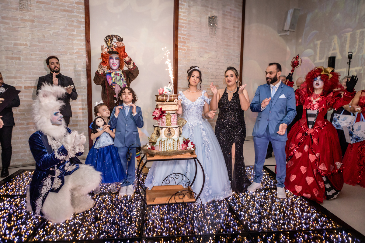 15anos, debutante, festade15anos, xvanos, decoracaode15anos, festatematica, decoracaofesta, alicenopaisdasmaravilhas, chepeleiromaluco, personagensfesta, festasofisticada, fotografiadeeventos, eventos15anos, decoracaodebutante, partydecor, cenário, brilho