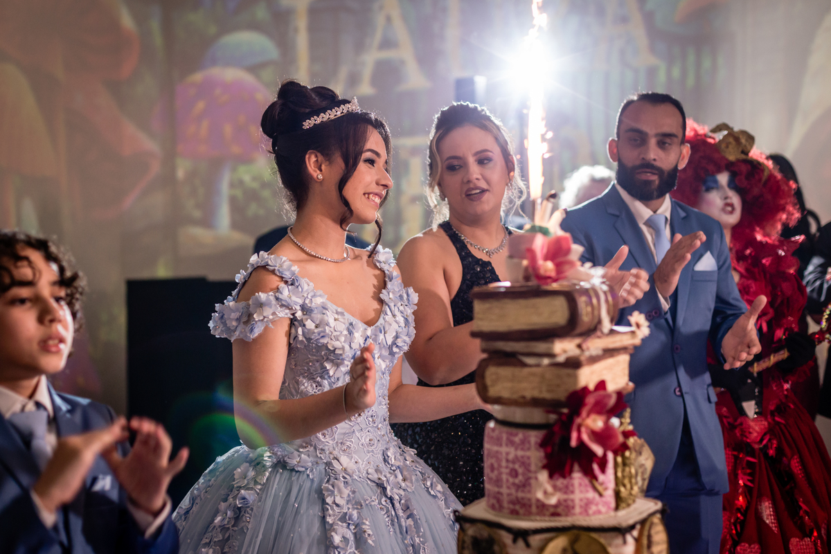 15anos, debutante, festade15anos, xvanos, decoracaode15anos, festatematica, decoracaofesta, alicenopaisdasmaravilhas, chepeleiromaluco, personagensfesta, festasofisticada, fotografiadeeventos, eventos15anos, decoracaodebutante, partydecor, cenário, brilho