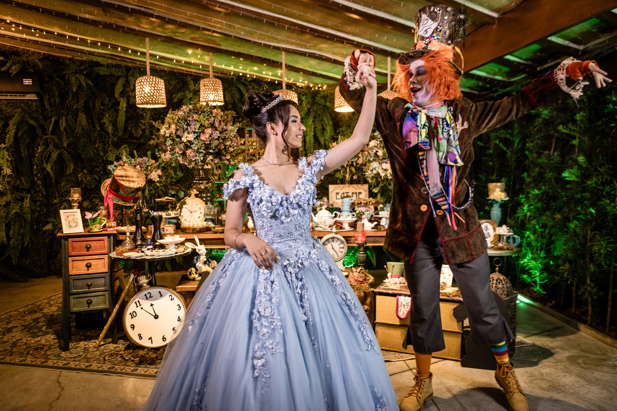 15anos, debutante, festade15anos, xvanos, decoracaode15anos, festatematica, decoracaofesta, alicenopaisdasmaravilhas, chepeleiromaluco, personagensfesta, festasofisticada, fotografiadeeventos, eventos15anos, decoracaodebutante, partydecor, cenário, brilho