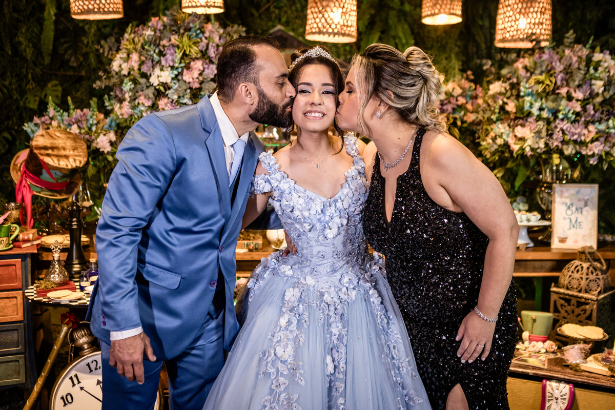 15anos, debutante, festade15anos, xvanos, decoracaode15anos, festatematica, decoracaofesta, alicenopaisdasmaravilhas, chepeleiromaluco, personagensfesta, festasofisticada, fotografiadeeventos, eventos15anos, decoracaodebutante, partydecor, cenário, brilho