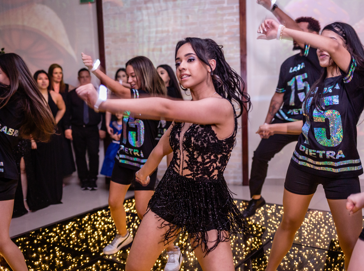 15anos, debutante, festade15anos, xvanos, decoracaode15anos, festatematica, decoracaofesta, alicenopaisdasmaravilhas, chepeleiromaluco, personagensfesta, festasofisticada, fotografiadeeventos, eventos15anos, decoracaodebutante, partydecor, cenário, brilho