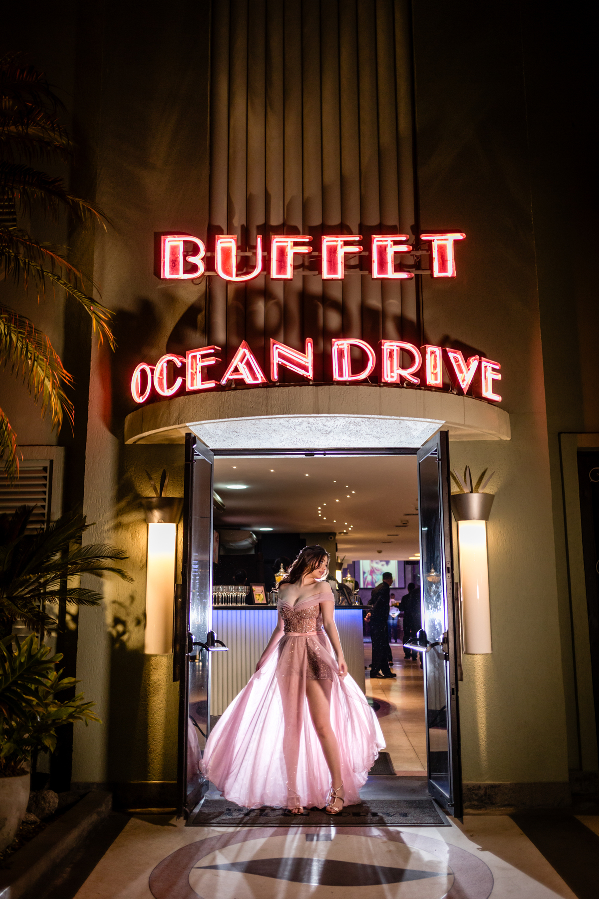 15anos, debutante, festade15anos, xvanos, decoracaode15anos, festaglam, decoracaomoderna, neonparty, festasofisticada, fotografiadeeventos, eventos15anos, decoracaodebutante, partydecor, cenário, brilho, requinte, estilo, decoração, vestido, balada