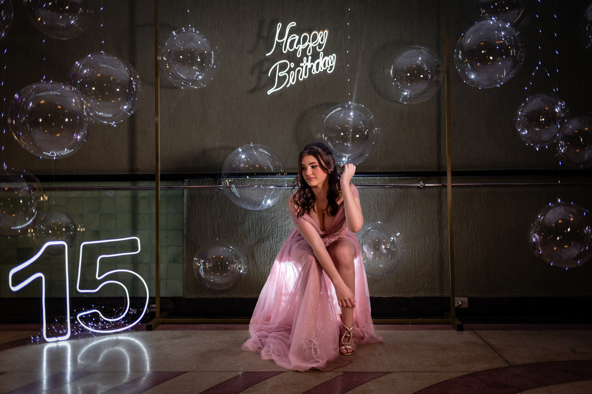 15anos, debutante, festade15anos, xvanos, decoracaode15anos, festaglam, decoracaomoderna, neonparty, festasofisticada, fotografiadeeventos, eventos15anos, decoracaodebutante, partydecor, cenário, brilho, requinte, estilo, decoração, vestido, balada
