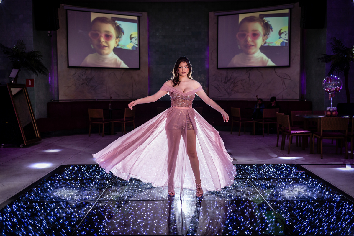 15anos, debutante, festade15anos, xvanos, decoracaode15anos, festaglam, decoracaomoderna, neonparty, festasofisticada, fotografiadeeventos, eventos15anos, decoracaodebutante, partydecor, cenário, brilho, requinte, estilo, decoração, vestido, balada