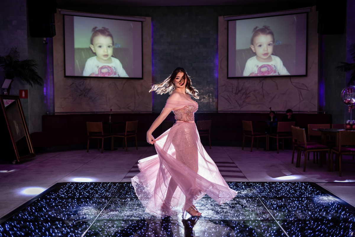 15anos, debutante, festade15anos, xvanos, decoracaode15anos, festaglam, decoracaomoderna, neonparty, festasofisticada, fotografiadeeventos, eventos15anos, decoracaodebutante, partydecor, cenário, brilho, requinte, estilo, decoração, vestido, balada