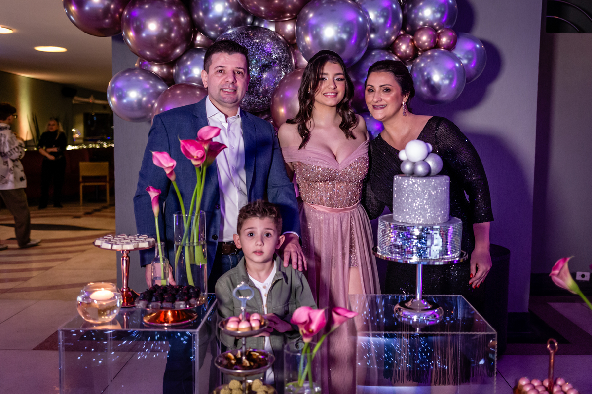 15anos, debutante, festade15anos, xvanos, decoracaode15anos, festaglam, decoracaomoderna, neonparty, festasofisticada, fotografiadeeventos, eventos15anos, decoracaodebutante, partydecor, cenário, brilho, requinte, estilo, decoração, vestido, balada