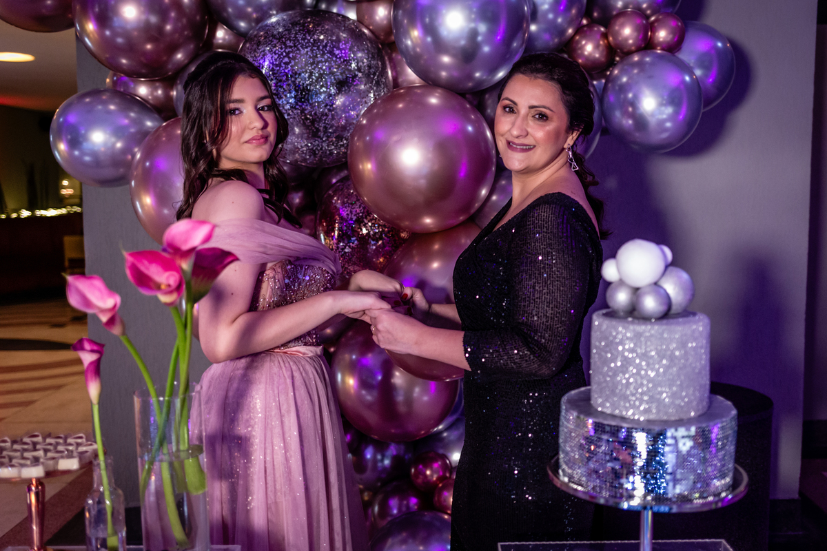 15anos, debutante, festade15anos, xvanos, decoracaode15anos, festaglam, decoracaomoderna, neonparty, festasofisticada, fotografiadeeventos, eventos15anos, decoracaodebutante, partydecor, cenário, brilho, requinte, estilo, decoração, vestido, balada