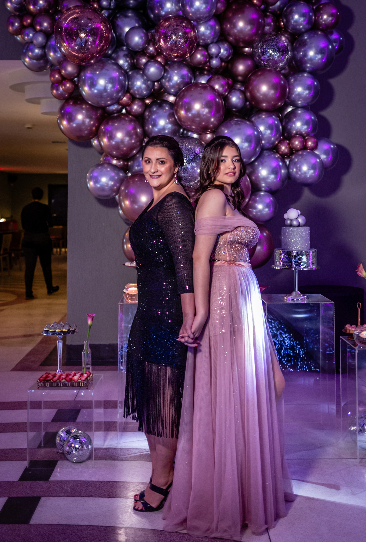 15anos, debutante, festade15anos, xvanos, decoracaode15anos, festaglam, decoracaomoderna, neonparty, festasofisticada, fotografiadeeventos, eventos15anos, decoracaodebutante, partydecor, cenário, brilho, requinte, estilo, decoração, vestido, balada