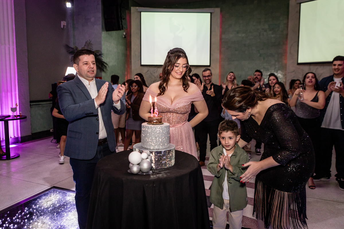 15anos, debutante, festade15anos, xvanos, decoracaode15anos, festaglam, decoracaomoderna, neonparty, festasofisticada, fotografiadeeventos, eventos15anos, decoracaodebutante, partydecor, cenário, brilho, requinte, estilo, decoração, vestido, balada