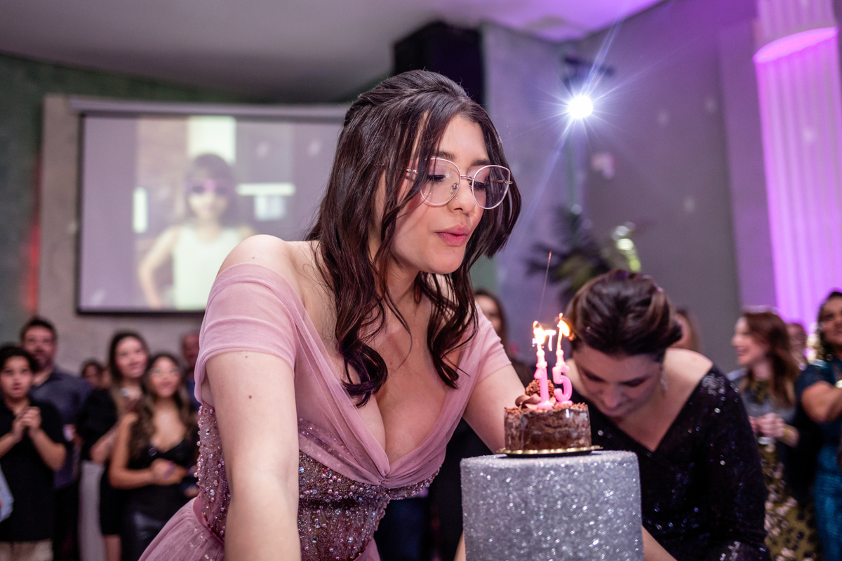 15anos, debutante, festade15anos, xvanos, decoracaode15anos, festaglam, decoracaomoderna, neonparty, festasofisticada, fotografiadeeventos, eventos15anos, decoracaodebutante, partydecor, cenário, brilho, requinte, estilo, decoração, vestido, balada