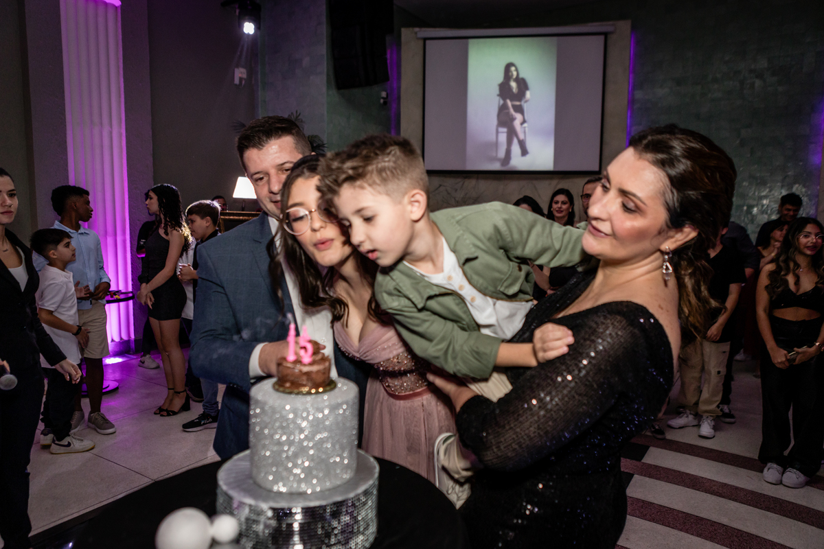 15anos, debutante, festade15anos, xvanos, decoracaode15anos, festaglam, decoracaomoderna, neonparty, festasofisticada, fotografiadeeventos, eventos15anos, decoracaodebutante, partydecor, cenário, brilho, requinte, estilo, decoração, vestido, balada