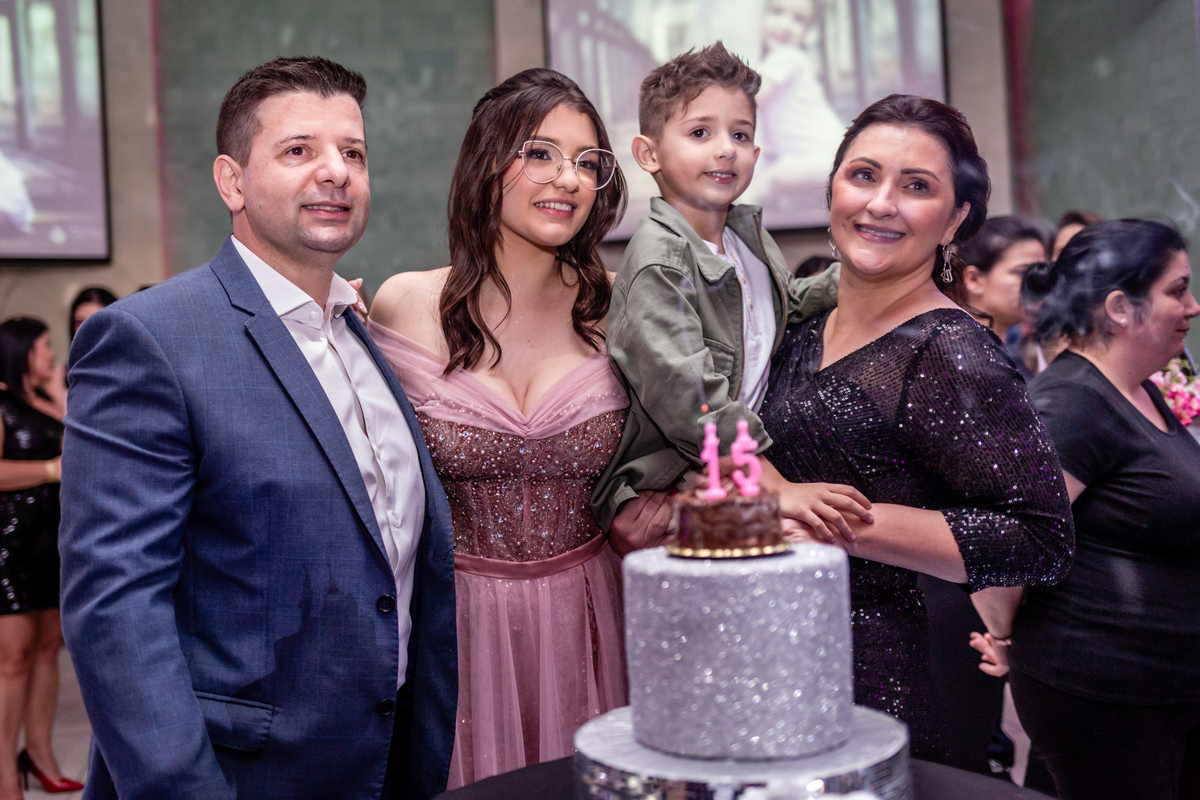 15anos, debutante, festade15anos, xvanos, decoracaode15anos, festaglam, decoracaomoderna, neonparty, festasofisticada, fotografiadeeventos, eventos15anos, decoracaodebutante, partydecor, cenário, brilho, requinte, estilo, decoração, vestido, balada