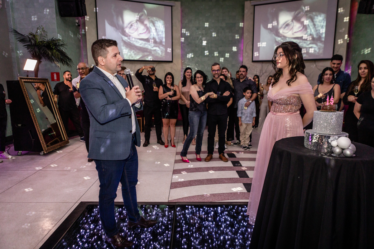 15anos, debutante, festade15anos, xvanos, decoracaode15anos, festaglam, decoracaomoderna, neonparty, festasofisticada, fotografiadeeventos, eventos15anos, decoracaodebutante, partydecor, cenário, brilho, requinte, estilo, decoração, vestido, balada