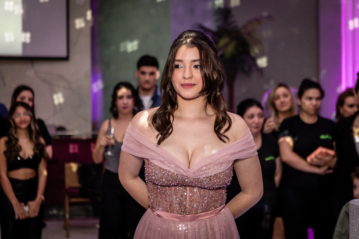 15anos, debutante, festade15anos, xvanos, decoracaode15anos, festaglam, decoracaomoderna, neonparty, festasofisticada, fotografiadeeventos, eventos15anos, decoracaodebutante, partydecor, cenário, brilho, requinte, estilo, decoração, vestido, balada