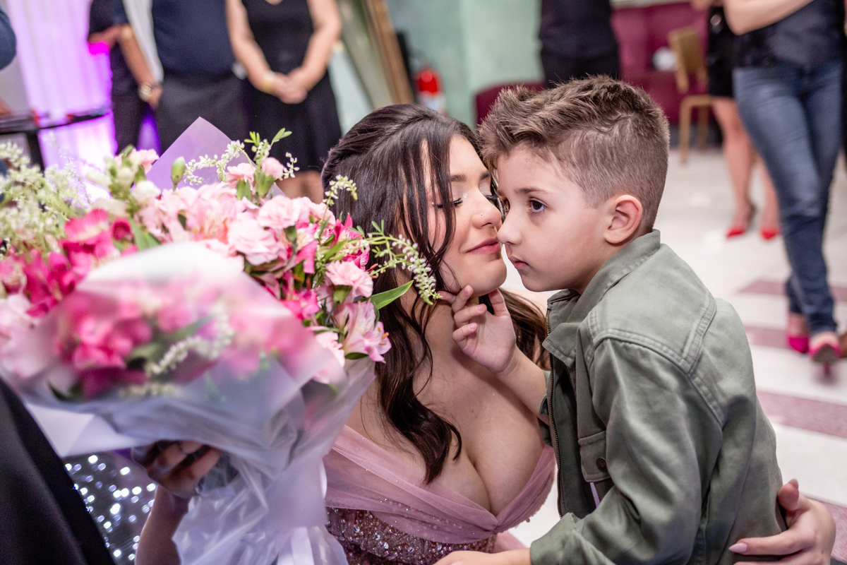 15anos, debutante, festade15anos, xvanos, decoracaode15anos, festaglam, decoracaomoderna, neonparty, festasofisticada, fotografiadeeventos, eventos15anos, decoracaodebutante, partydecor, cenário, brilho, requinte, estilo, decoração, vestido, balada