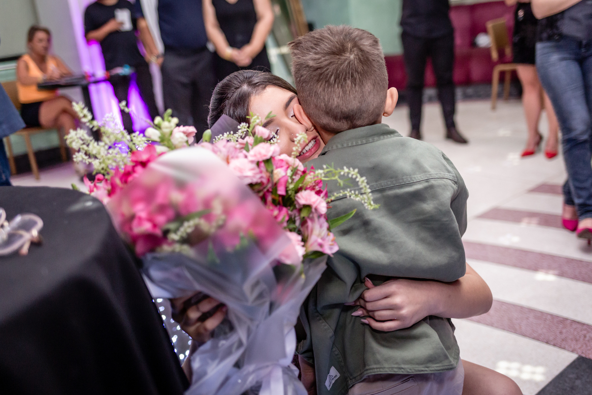 15anos, debutante, festade15anos, xvanos, decoracaode15anos, festaglam, decoracaomoderna, neonparty, festasofisticada, fotografiadeeventos, eventos15anos, decoracaodebutante, partydecor, cenário, brilho, requinte, estilo, decoração, vestido, balada