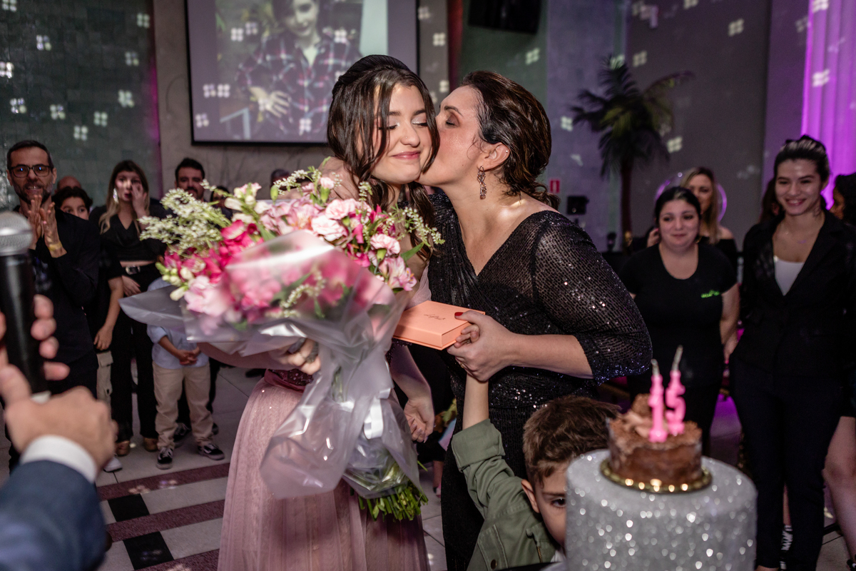 15anos, debutante, festade15anos, xvanos, decoracaode15anos, festaglam, decoracaomoderna, neonparty, festasofisticada, fotografiadeeventos, eventos15anos, decoracaodebutante, partydecor, cenário, brilho, requinte, estilo, decoração, vestido, balada