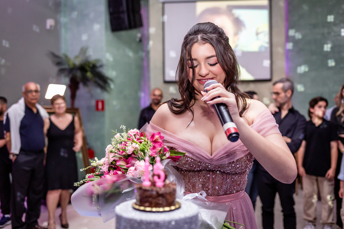 15anos, debutante, festade15anos, xvanos, decoracaode15anos, festaglam, decoracaomoderna, neonparty, festasofisticada, fotografiadeeventos, eventos15anos, decoracaodebutante, partydecor, cenário, brilho, requinte, estilo, decoração, vestido, balada