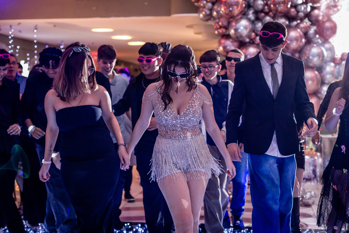 15anos, debutante, festade15anos, xvanos, decoracaode15anos, festaglam, decoracaomoderna, neonparty, festasofisticada, fotografiadeeventos, eventos15anos, decoracaodebutante, partydecor, cenário, brilho, requinte, estilo, decoração, vestido, balada