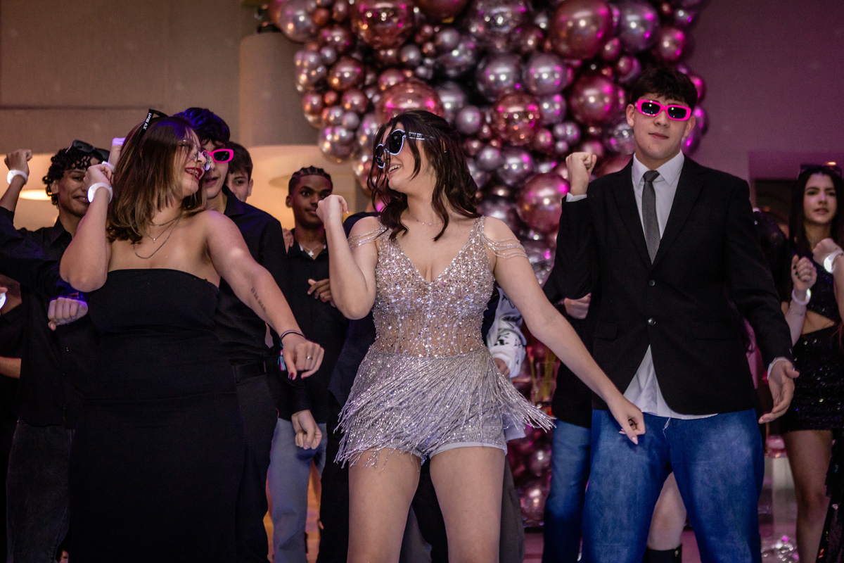 15anos, debutante, festade15anos, xvanos, decoracaode15anos, festaglam, decoracaomoderna, neonparty, festasofisticada, fotografiadeeventos, eventos15anos, decoracaodebutante, partydecor, cenário, brilho, requinte, estilo, decoração, vestido, balada