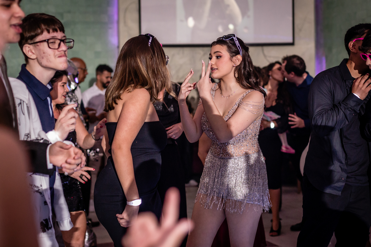 15anos, debutante, festade15anos, xvanos, decoracaode15anos, festaglam, decoracaomoderna, neonparty, festasofisticada, fotografiadeeventos, eventos15anos, decoracaodebutante, partydecor, cenário, brilho, requinte, estilo, decoração, vestido, balada