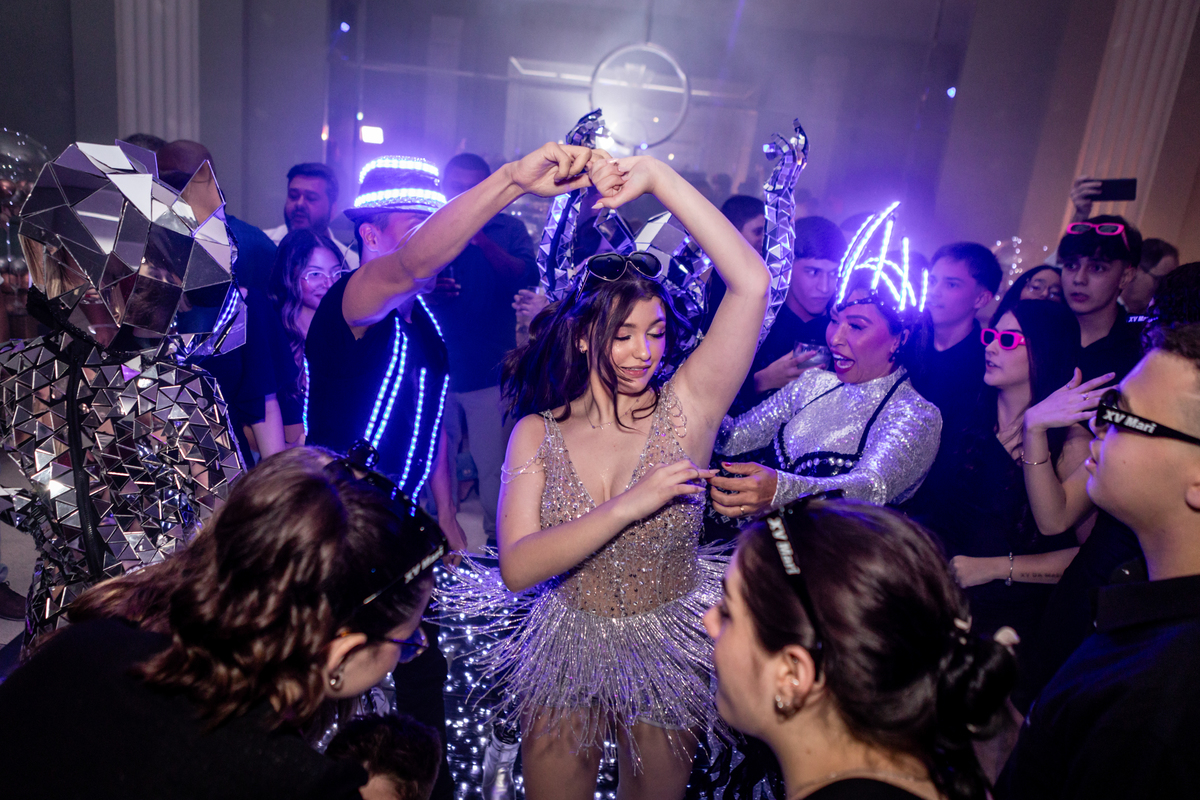 15anos, debutante, festade15anos, xvanos, decoracaode15anos, festaglam, decoracaomoderna, neonparty, festasofisticada, fotografiadeeventos, eventos15anos, decoracaodebutante, partydecor, cenário, brilho, requinte, estilo, decoração, vestido, balada