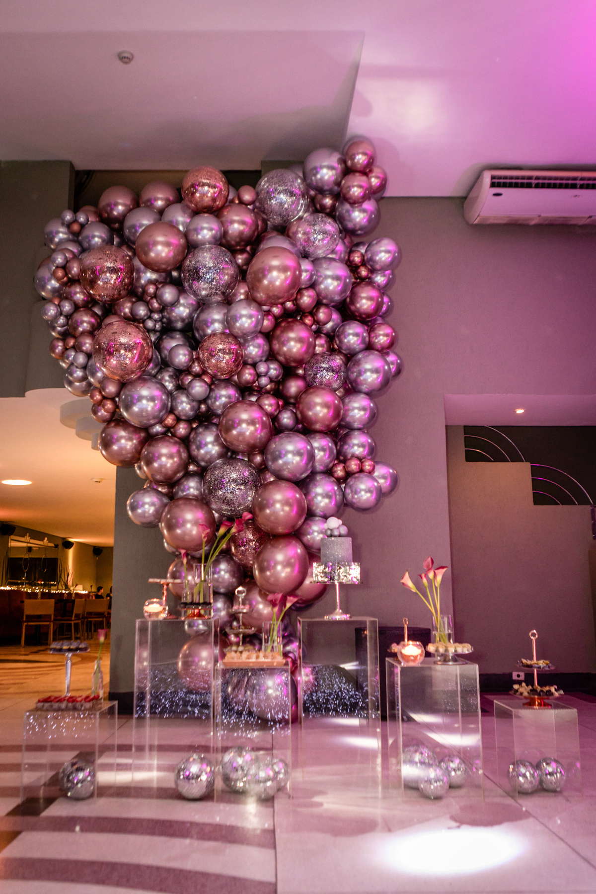 15anos, debutante, festade15anos, xvanos, decoracaode15anos, festaglam, decoracaomoderna, neonparty, festasofisticada, fotografiadeeventos, eventos15anos, decoracaodebutante, partydecor, cenário, brilho, requinte, estilo, decoração, vestido, balada