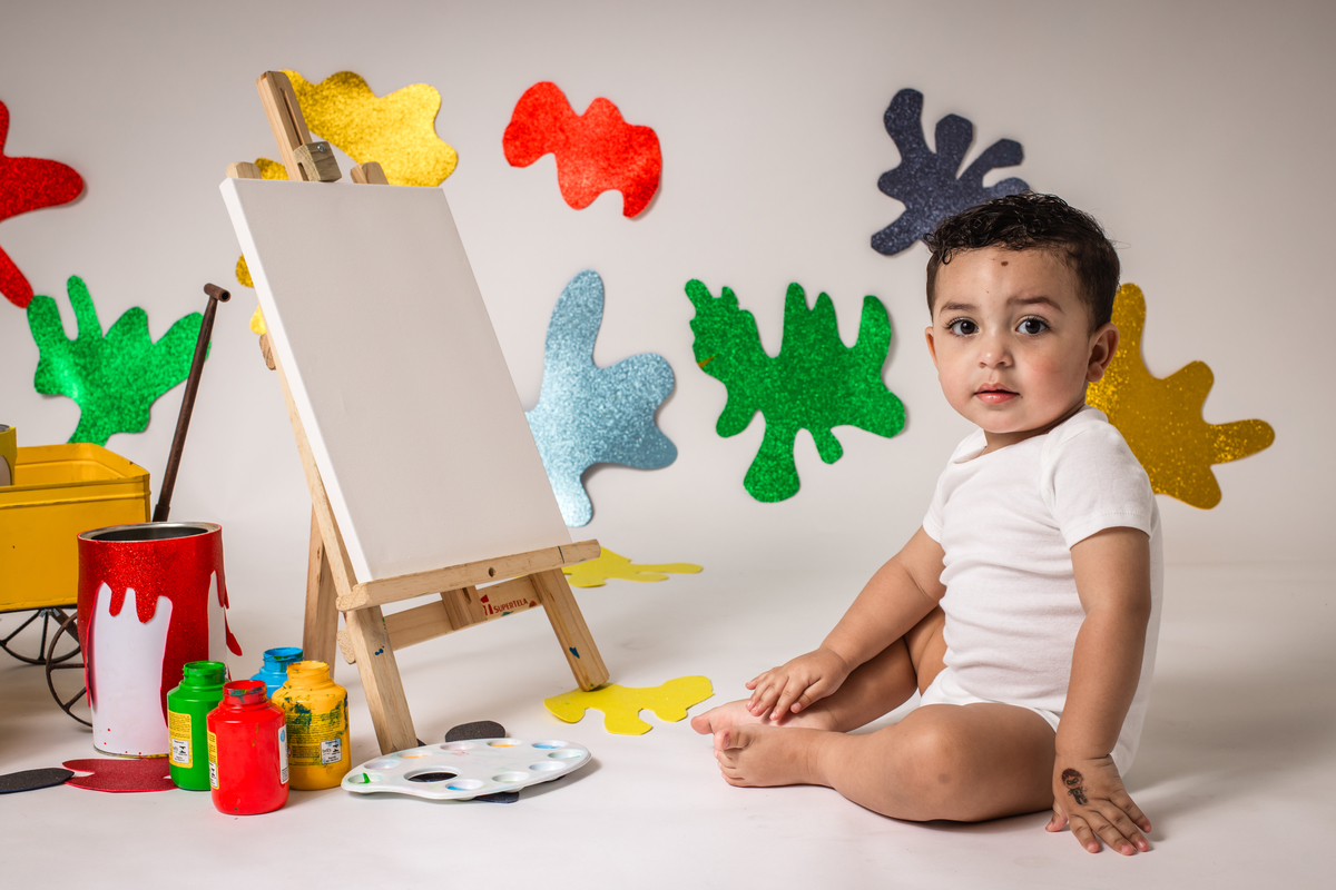 babypainting, pintura com tinta, criancapintando, brincadeiracomtinta, arteinfantil, criatividadeinfantil, ensaioinfantil, fotografiainfantil, retratoinfantil, infancia, criatividade, brincadeira, cores, expressaoartistica, momento divertido, fotoestudio
