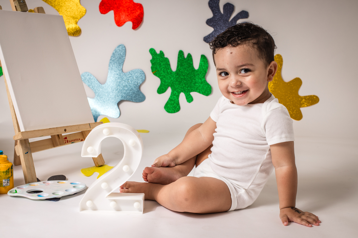 babypainting, pintura com tinta, criancapintando, brincadeiracomtinta, arteinfantil, criatividadeinfantil, ensaioinfantil, fotografiainfantil, retratoinfantil, infancia, criatividade, brincadeira, cores, expressaoartistica, momento divertido, fotoestudio