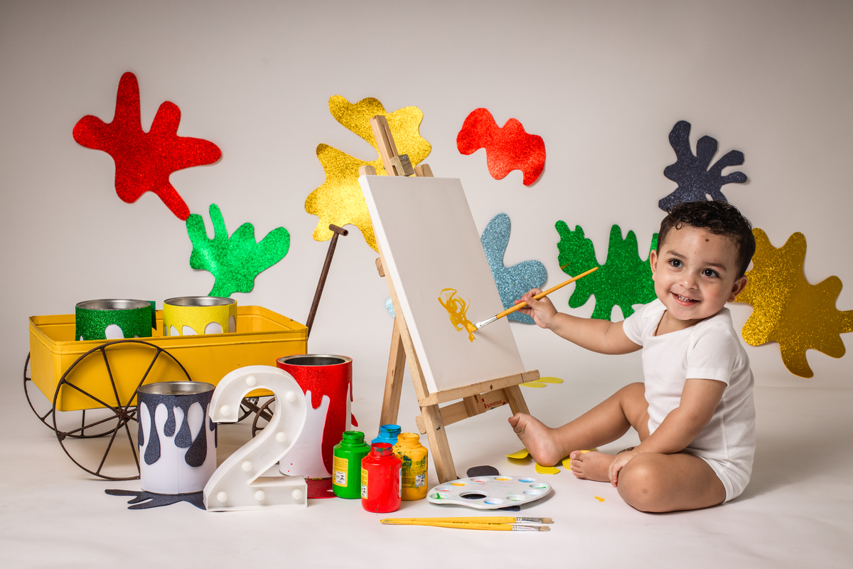 babypainting, pintura com tinta, criancapintando, brincadeiracomtinta, arteinfantil, criatividadeinfantil, ensaioinfantil, fotografiainfantil, retratoinfantil, infancia, criatividade, brincadeira, cores, expressaoartistica, momento divertido, fotoestudio