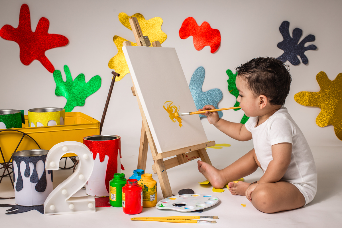 babypainting, pintura com tinta, criancapintando, brincadeiracomtinta, arteinfantil, criatividadeinfantil, ensaioinfantil, fotografiainfantil, retratoinfantil, infancia, criatividade, brincadeira, cores, expressaoartistica, momento divertido, fotoestudio