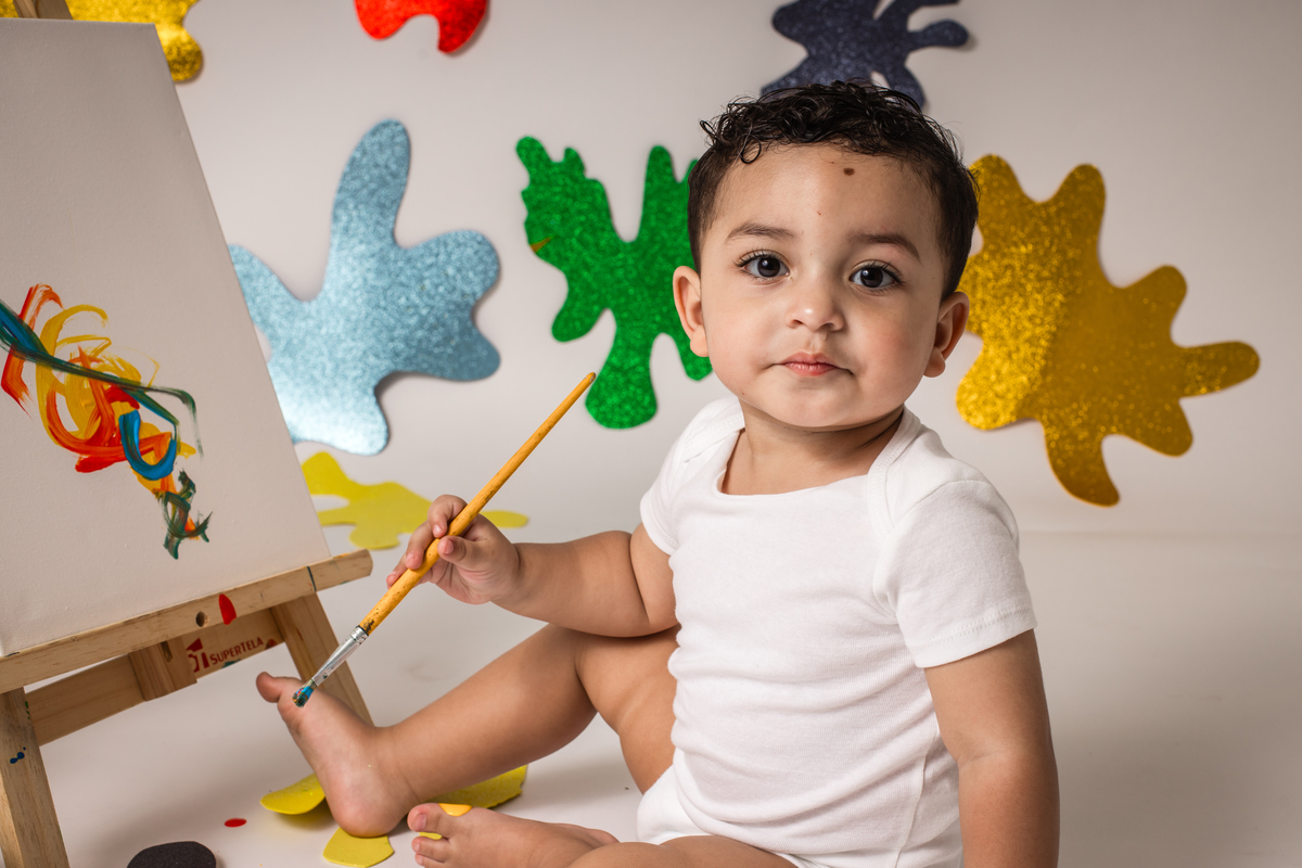 babypainting, pintura com tinta, criancapintando, brincadeiracomtinta, arteinfantil, criatividadeinfantil, ensaioinfantil, fotografiainfantil, retratoinfantil, infancia, criatividade, brincadeira, cores, expressaoartistica, momento divertido, fotoestudio