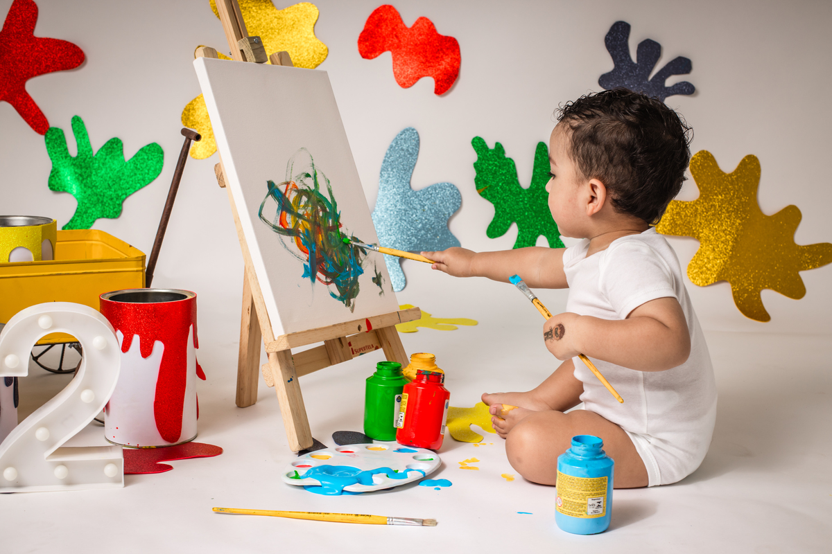 babypainting, pintura com tinta, criancapintando, brincadeiracomtinta, arteinfantil, criatividadeinfantil, ensaioinfantil, fotografiainfantil, retratoinfantil, infancia, criatividade, brincadeira, cores, expressaoartistica, momento divertido, fotoestudio