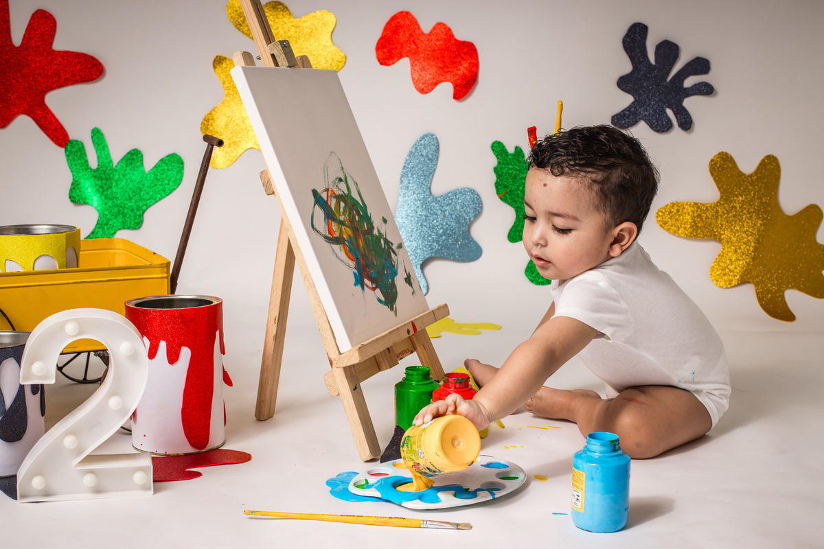 babypainting, pintura com tinta, criancapintando, brincadeiracomtinta, arteinfantil, criatividadeinfantil, ensaioinfantil, fotografiainfantil, retratoinfantil, infancia, criatividade, brincadeira, cores, expressaoartistica, momento divertido, fotoestudio