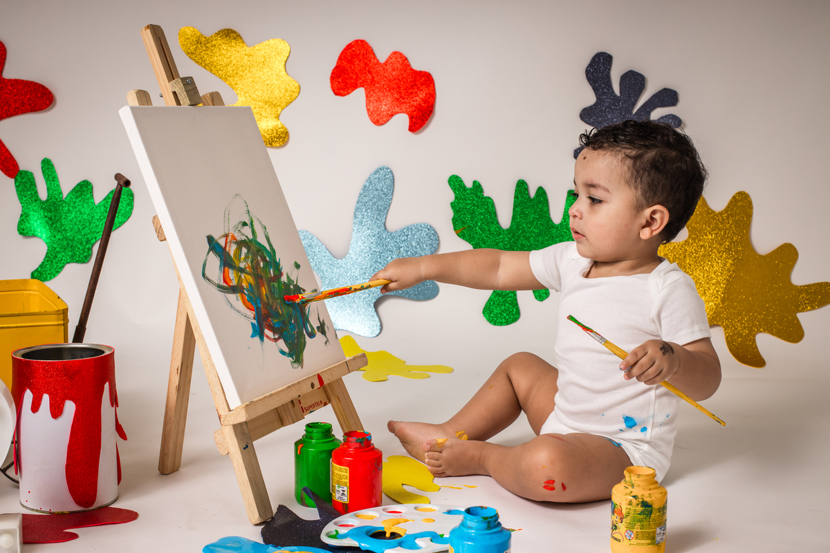 babypainting, pintura com tinta, criancapintando, brincadeiracomtinta, arteinfantil, criatividadeinfantil, ensaioinfantil, fotografiainfantil, retratoinfantil, infancia, criatividade, brincadeira, cores, expressaoartistica, momento divertido, fotoestudio