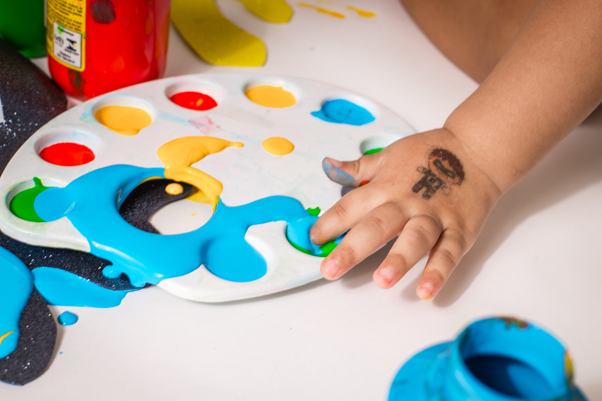 babypainting, pintura com tinta, criancapintando, brincadeiracomtinta, arteinfantil, criatividadeinfantil, ensaioinfantil, fotografiainfantil, retratoinfantil, infancia, criatividade, brincadeira, cores, expressaoartistica, momento divertido, fotoestudio