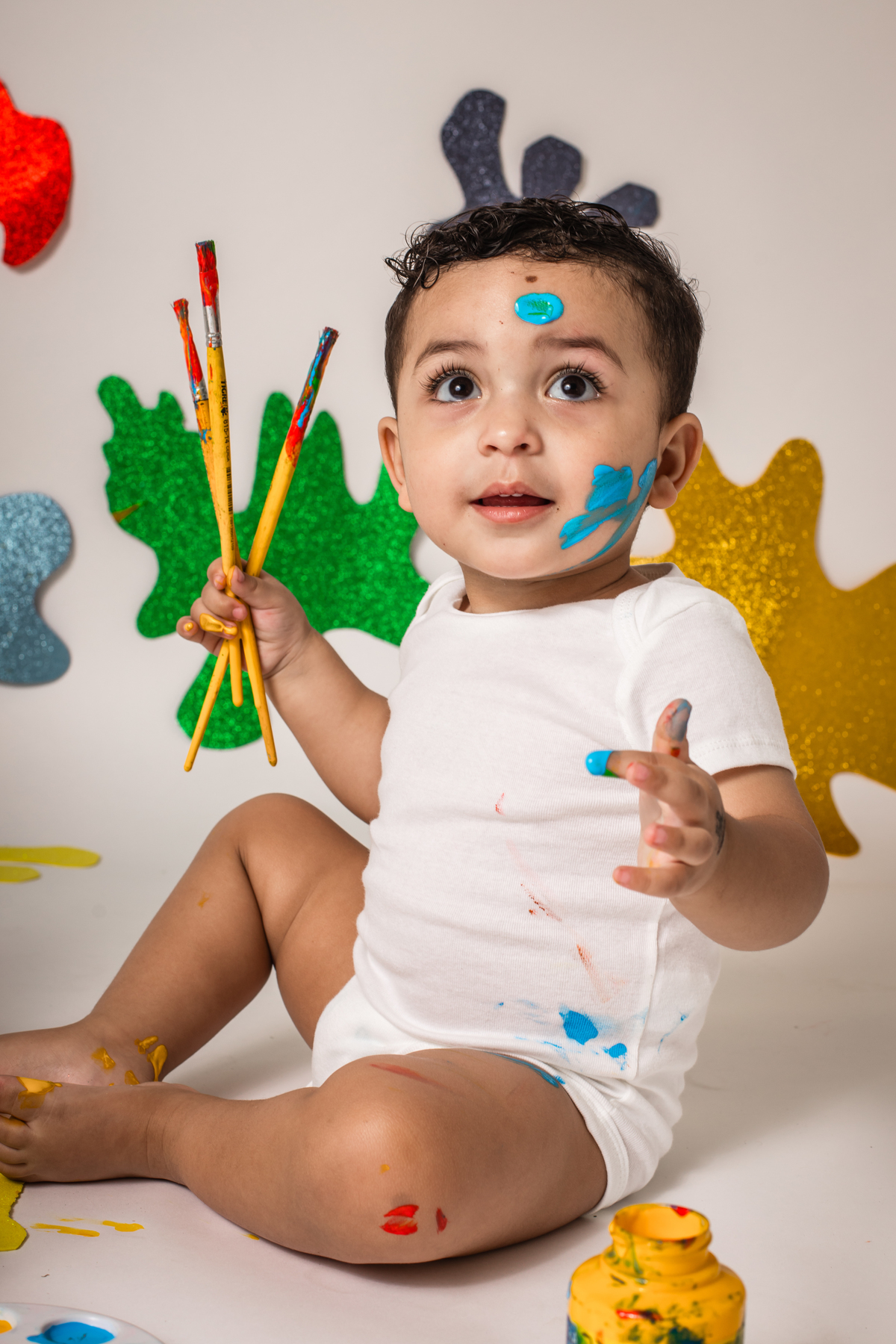 babypainting, pintura com tinta, criancapintando, brincadeiracomtinta, arteinfantil, criatividadeinfantil, ensaioinfantil, fotografiainfantil, retratoinfantil, infancia, criatividade, brincadeira, cores, expressaoartistica, momento divertido, fotoestudio