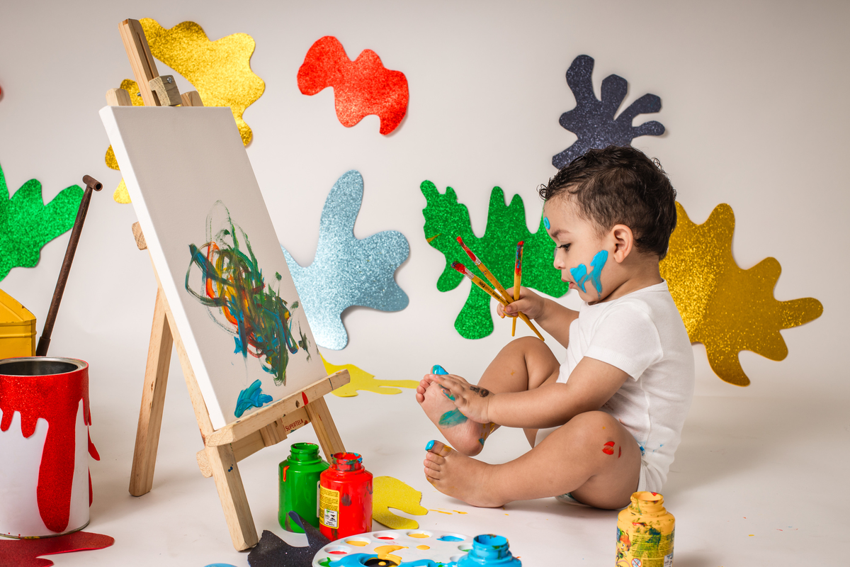 babypainting, pintura com tinta, criancapintando, brincadeiracomtinta, arteinfantil, criatividadeinfantil, ensaioinfantil, fotografiainfantil, retratoinfantil, infancia, criatividade, brincadeira, cores, expressaoartistica, momento divertido, fotoestudio
