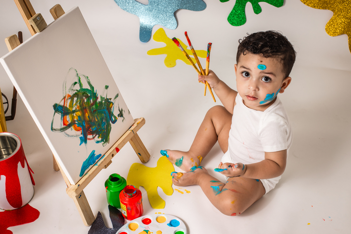 babypainting, pintura com tinta, criancapintando, brincadeiracomtinta, arteinfantil, criatividadeinfantil, ensaioinfantil, fotografiainfantil, retratoinfantil, infancia, criatividade, brincadeira, cores, expressaoartistica, momento divertido, fotoestudio