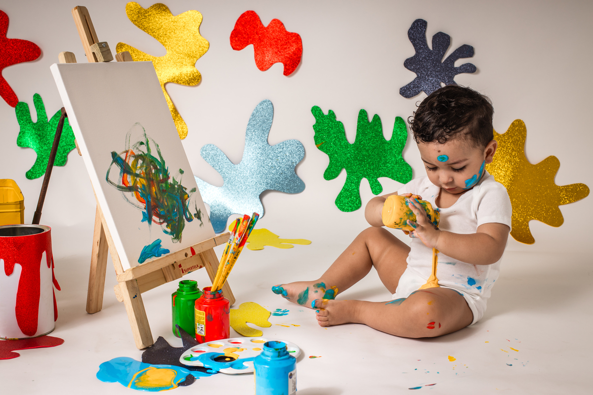 babypainting, pintura com tinta, criancapintando, brincadeiracomtinta, arteinfantil, criatividadeinfantil, ensaioinfantil, fotografiainfantil, retratoinfantil, infancia, criatividade, brincadeira, cores, expressaoartistica, momento divertido, fotoestudio