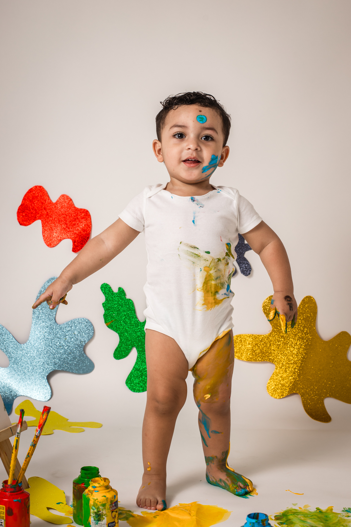 babypainting, pintura com tinta, criancapintando, brincadeiracomtinta, arteinfantil, criatividadeinfantil, ensaioinfantil, fotografiainfantil, retratoinfantil, infancia, criatividade, brincadeira, cores, expressaoartistica, momento divertido, fotoestudio