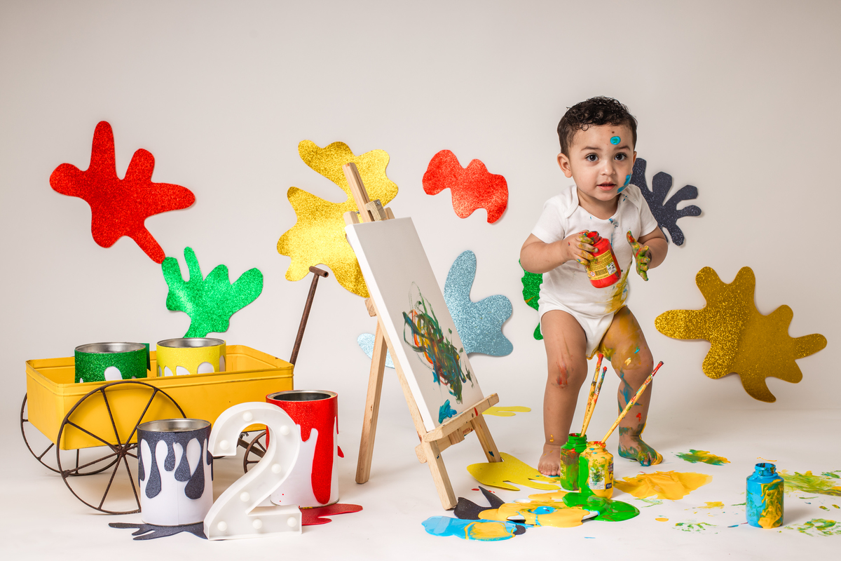 babypainting, pintura com tinta, criancapintando, brincadeiracomtinta, arteinfantil, criatividadeinfantil, ensaioinfantil, fotografiainfantil, retratoinfantil, infancia, criatividade, brincadeira, cores, expressaoartistica, momento divertido, fotoestudio