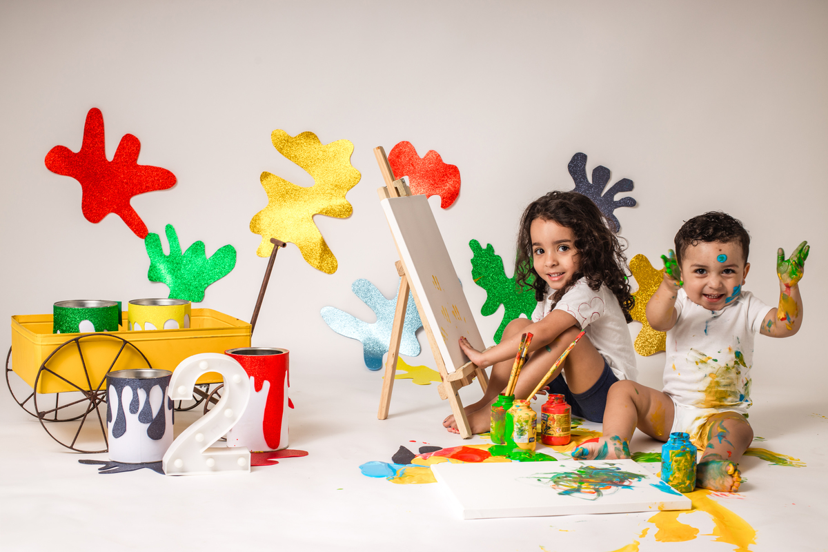 babypainting, pintura com tinta, criancapintando, brincadeiracomtinta, arteinfantil, criatividadeinfantil, ensaioinfantil, fotografiainfantil, retratoinfantil, infancia, criatividade, brincadeira, cores, expressaoartistica, momento divertido, fotoestudio